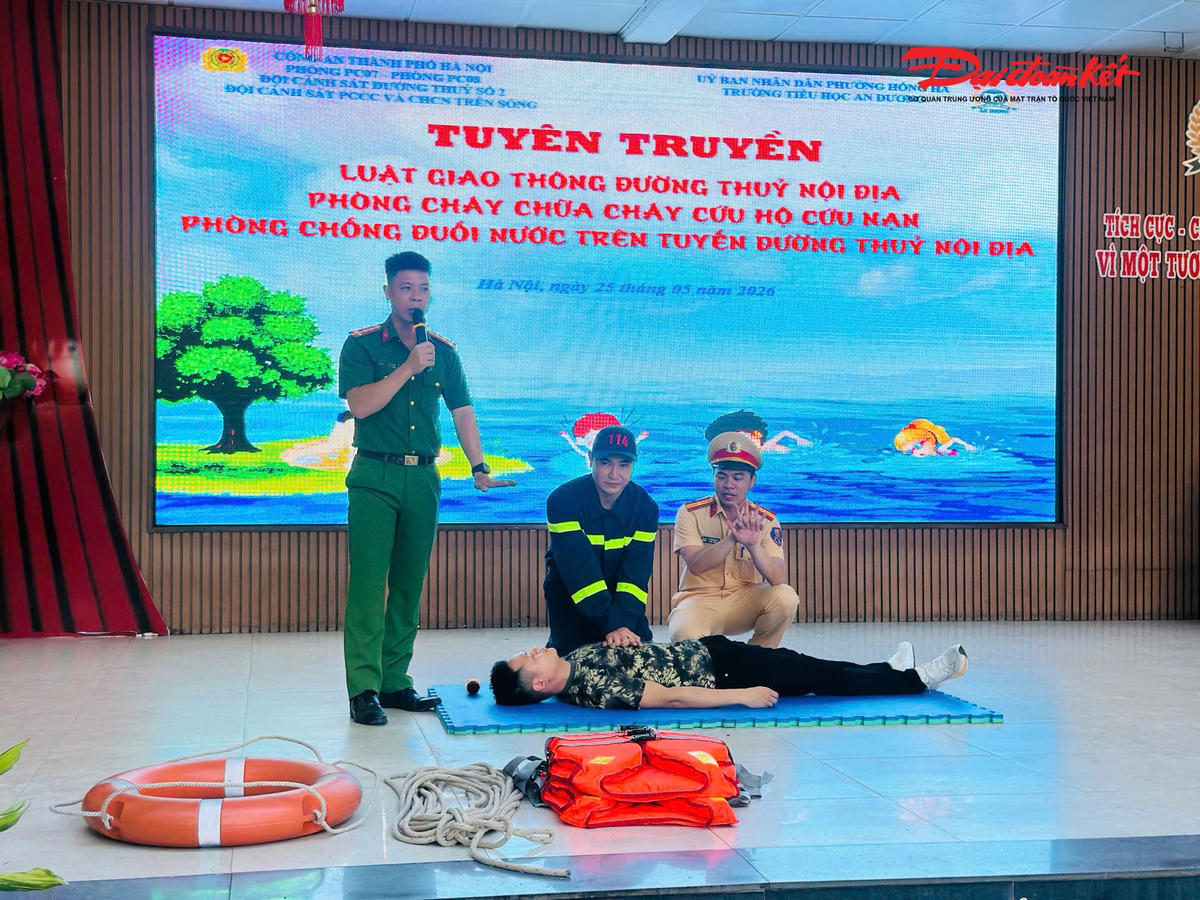 Tại chương trình, các chiến sĩ công an trực tiếp hướng dẫn học sinh kỹ thuật nổi ngửa, nổi úp và cách tận dụng lượng khí trong phổi để duy trì nổi trên mặt nước. Những tình huống giả định cứu người bị đuối nước cũng được minh họa trực quan để học sinh hiểu rằng không được tự ý nhảy xuống cứu bạn nếu không có kỹ năng.