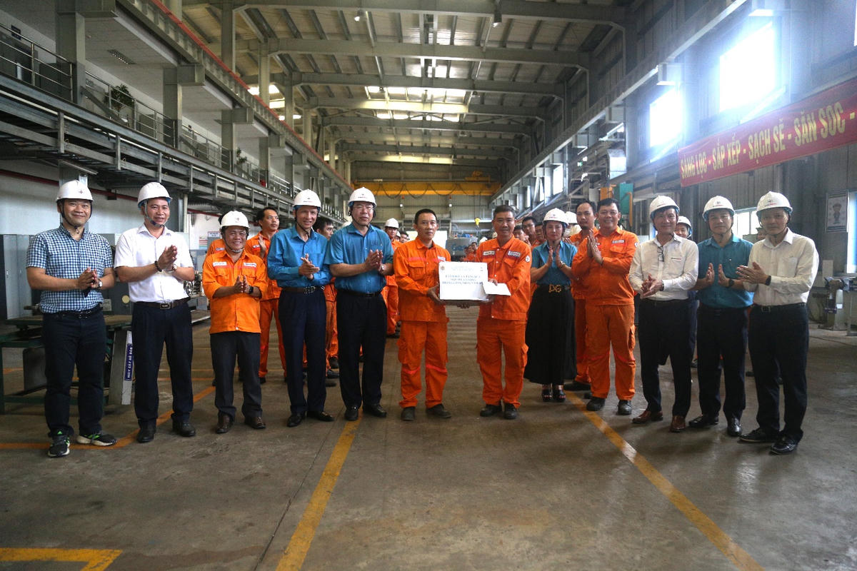 Đoàn công tác thăm hỏi, động viên người lao động tại các phân xưởng trực tiếp sản xuất của Công ty Nhiệt điện Duyên Hải