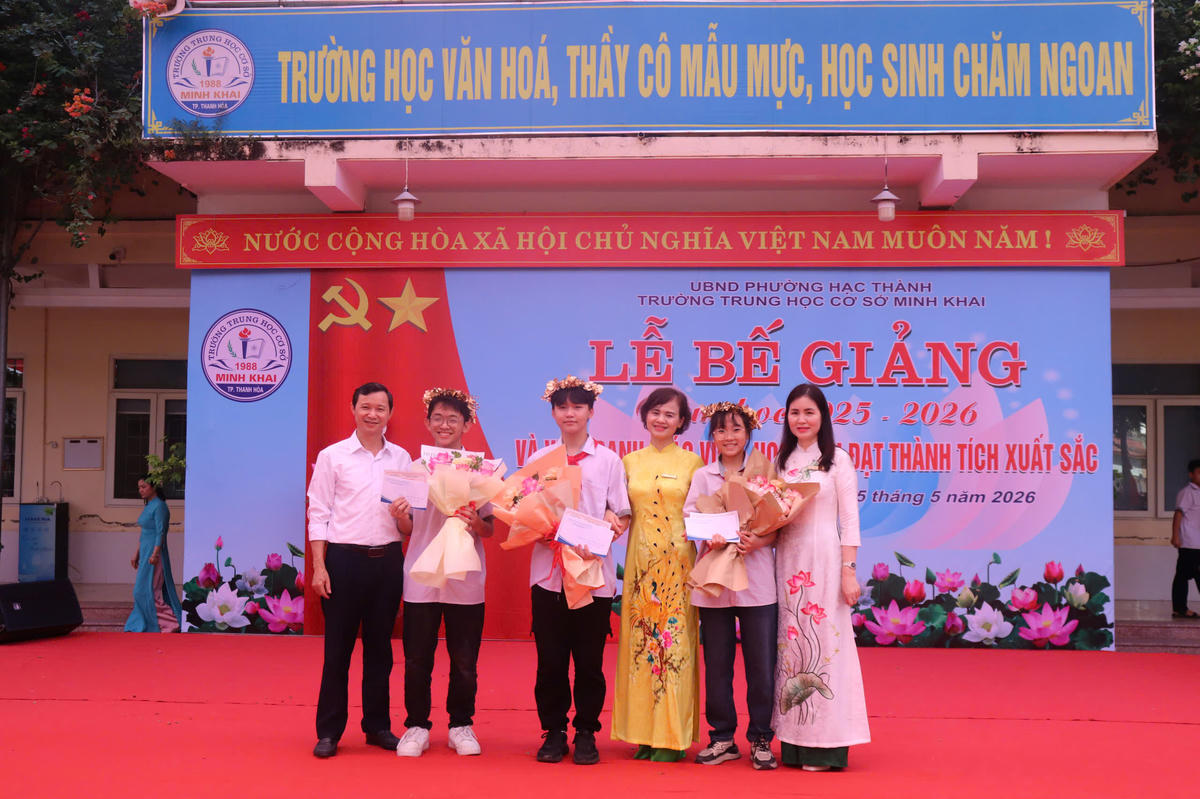 Ba học sinh đạt giải Nhất môn toán được nhà trường vinh danh. Ảnh: Đình Minh.