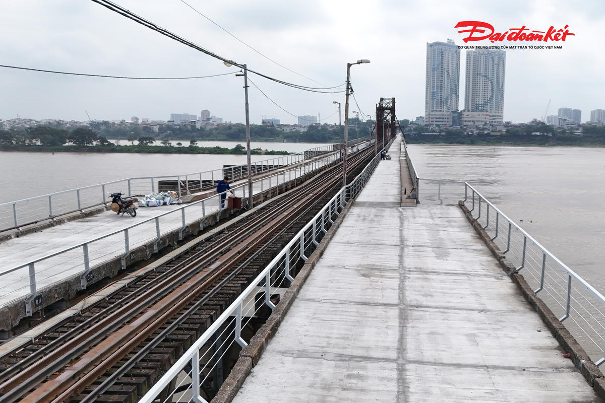 Nắng nóng gần 40 độ, công nhân gấp rút hoàn thiện cầu Long Biên trước ngày thông xe