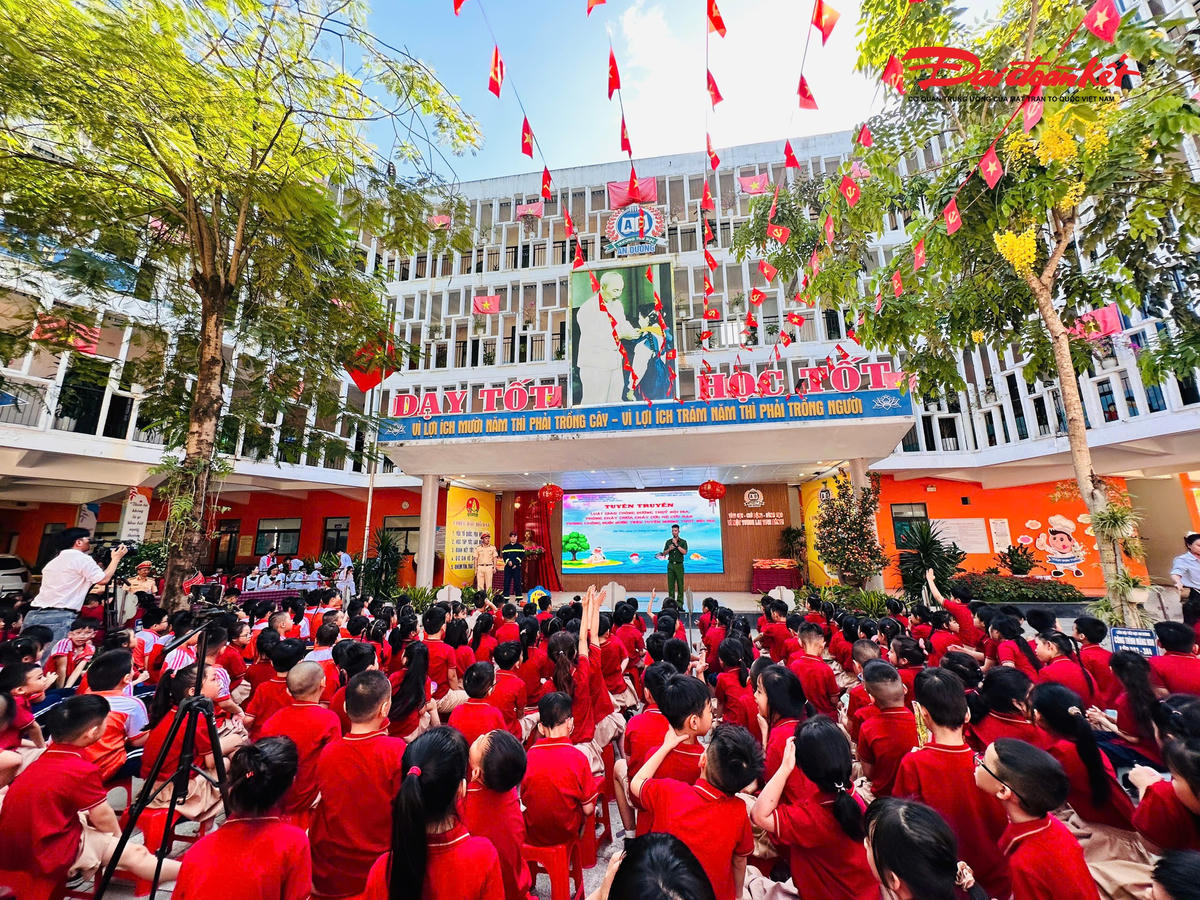 Học sinh Hà Nội thực hành kỹ năng phòng chống đuối nước trước kỳ nghỉ hè