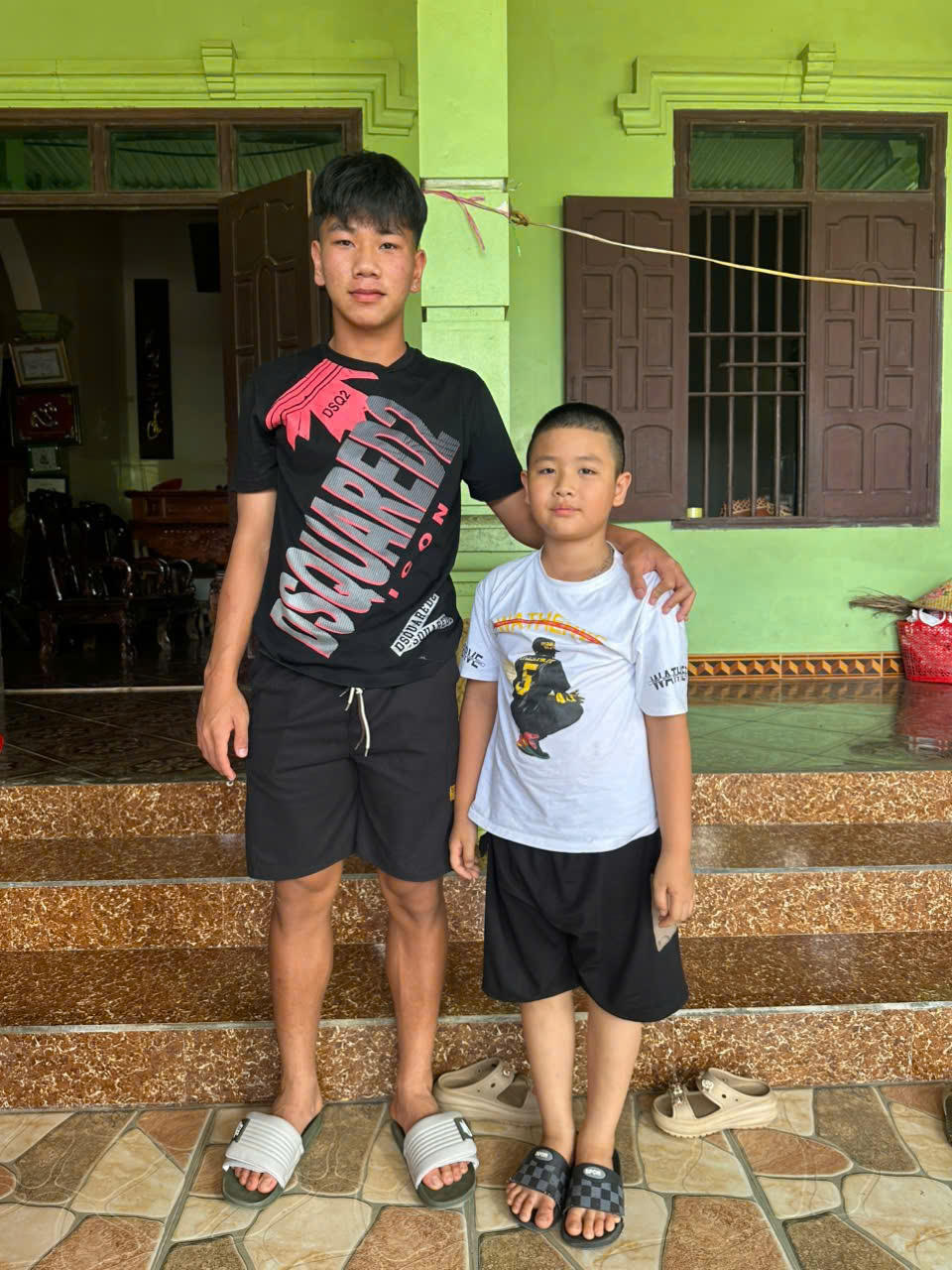 Nguyễn Lực về quê thăm nhà sau giải U17 Châu Á. Ảnh: ĐB