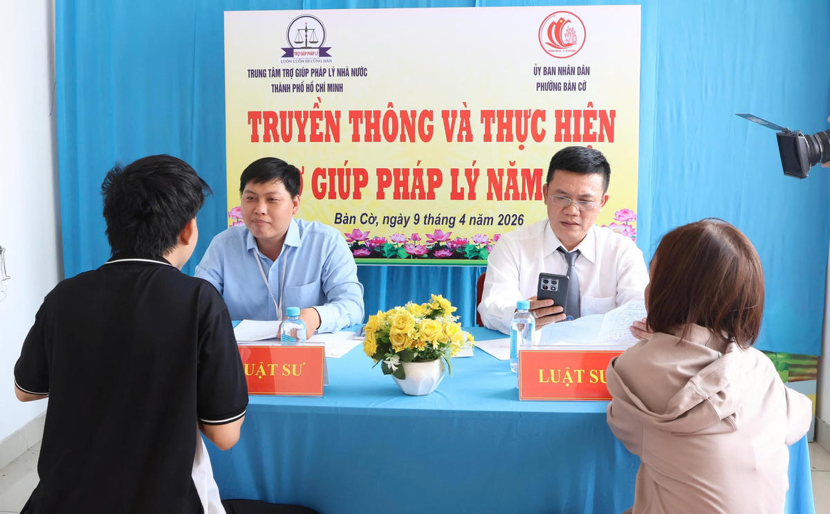 Tuyên truyền và trợ giúp pháp lý cho người dân tại phường Bàn Cờ. Ảnh: PA.