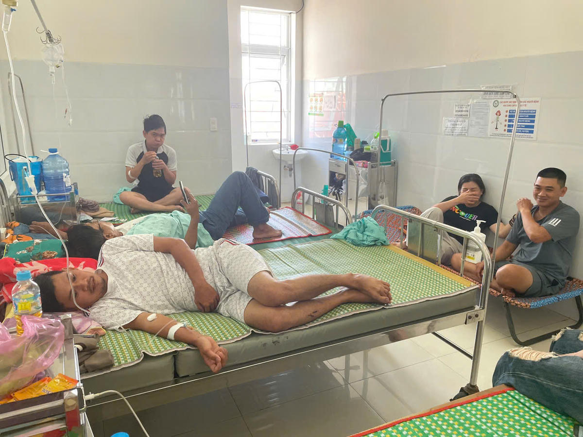 Các bệnh nhân nghi ngộ độc do ăn bánh mì đang nằm điều trị tại BVĐK Trung tâm tỉnh Gia Lai. Ảnh: TH.