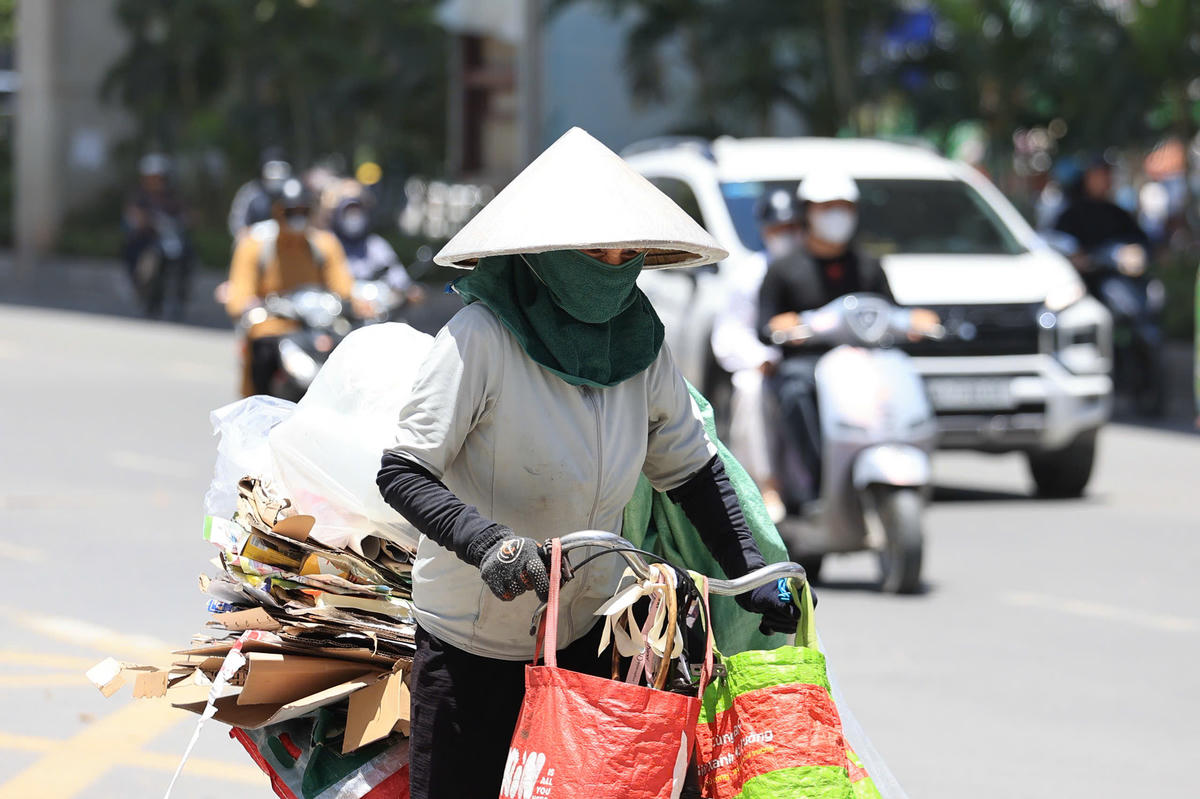 Giữa cái nắng oi ả của mùa hè, những bóng người vẫn lặng lẽ ngược xuôi trên đường phố để kiếm từng đồng mưu sinh. Đằng sau những giọt mồ hôi ấy là nỗi lo cơm áo thường trực và khát vọng về một cuộc sống ổn định hơn cho bản thân và gia đình. Ảnh: Thanh Bình.