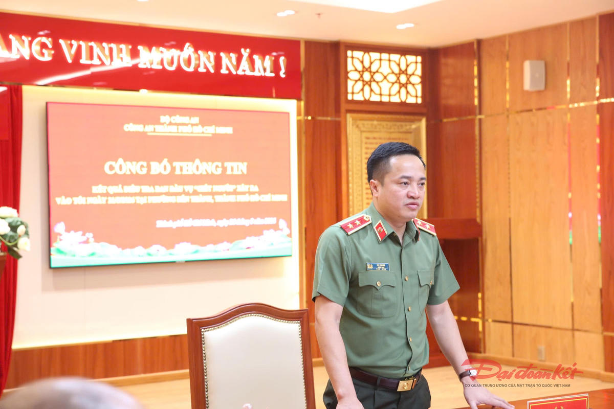 Trung tướng Mai Hoàng, Giám đốc Công an TP Hồ Chí Minh phát biểu tại buổi họp báo. Ảnh: L. Phú.