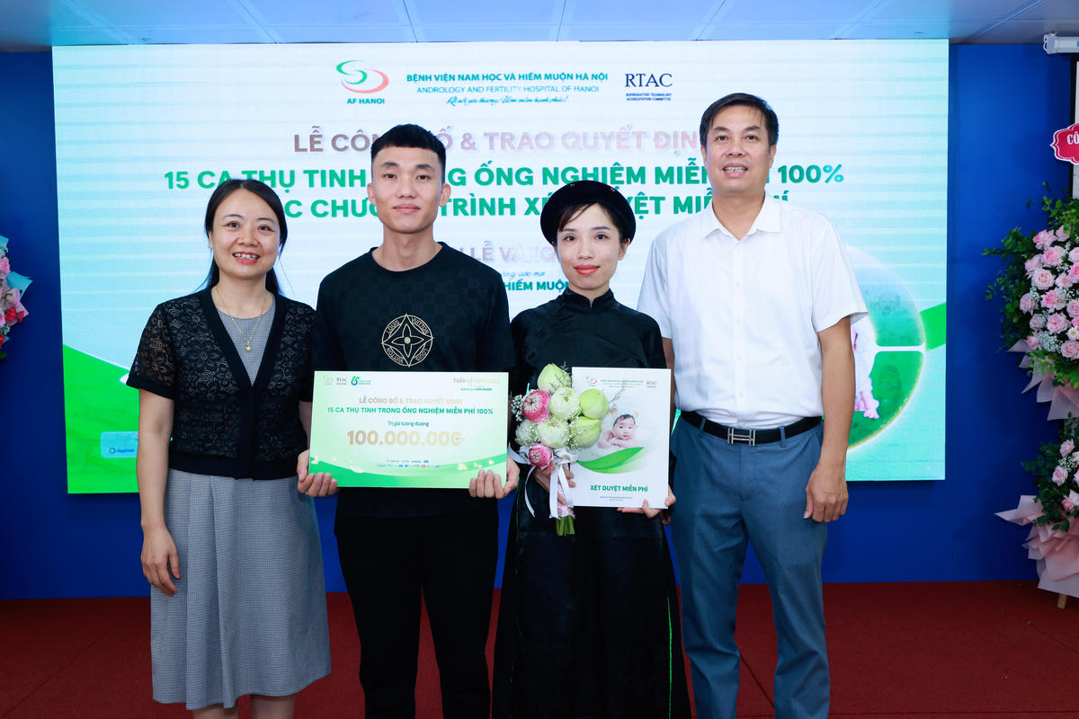 Vợ chồng anh Châm, chị Phương trong lần nhận gói hỗ trợ 100% chi phí IVF từ Bệnh viện Nam học và Hiếm muộn Hà Nội. 
