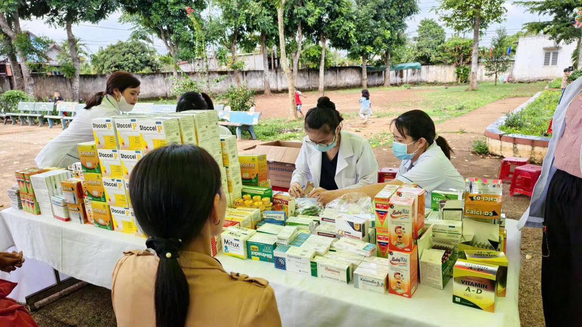 Người dân đang được các y bác sĩ kê đơn cấp thuốc. Ảnh:CA.