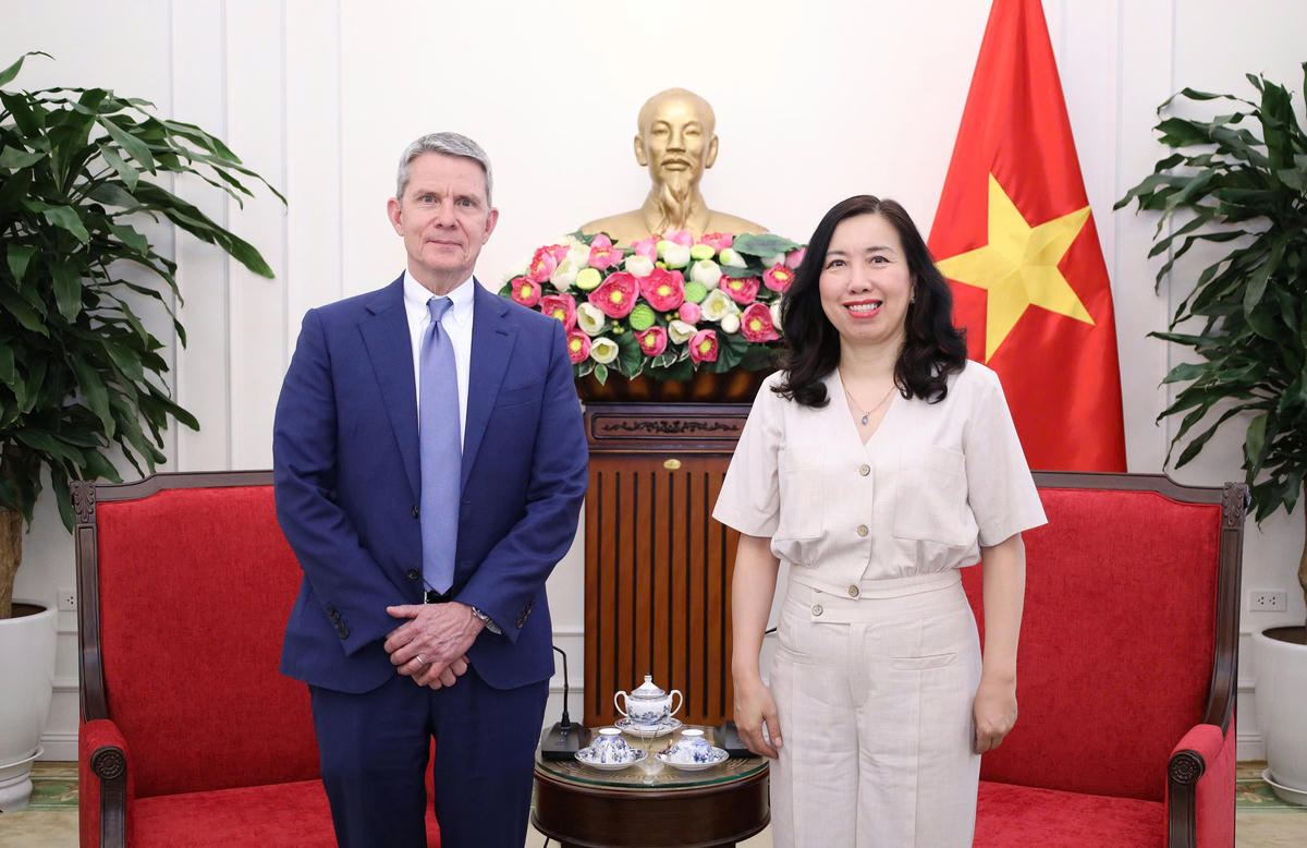 Thứ trưởng Bộ Ngoại giao Lê Thị Thu Hằng và ông Phil Nelson, Phó Chủ tịch điều hành Hãng truyền hình CNN (Hoa Kỳ). Ảnh: BNG