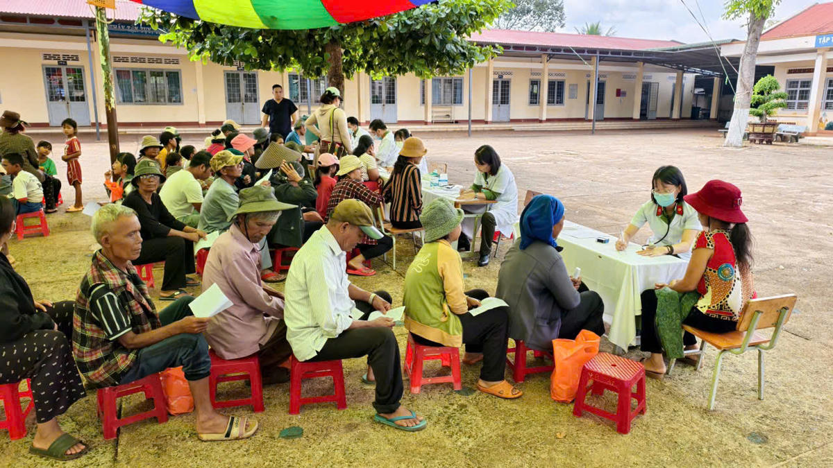 Bà con xếp hàng chờ được khám bệnh. Ảnh: CA.
