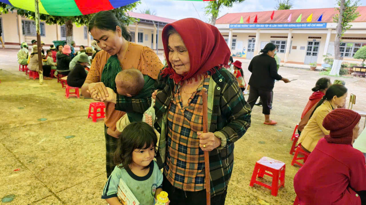 Bà con tập trung về sân Trường Tiểu học Cao Thắng thuộc xã Ea Knuếc để được khám bệnh. Ảnh:CA.