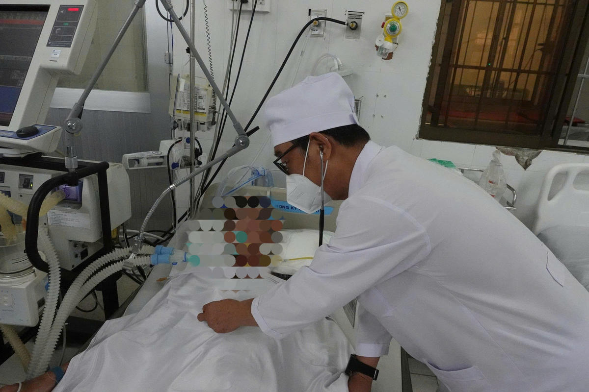 Bệnh nhân đang được điều trị tại Khoa Hồi sức tích cực - Chống độc của Bệnh viện Đa khoa tỉnh Cà Mau. Ảnh: Nguyên Du