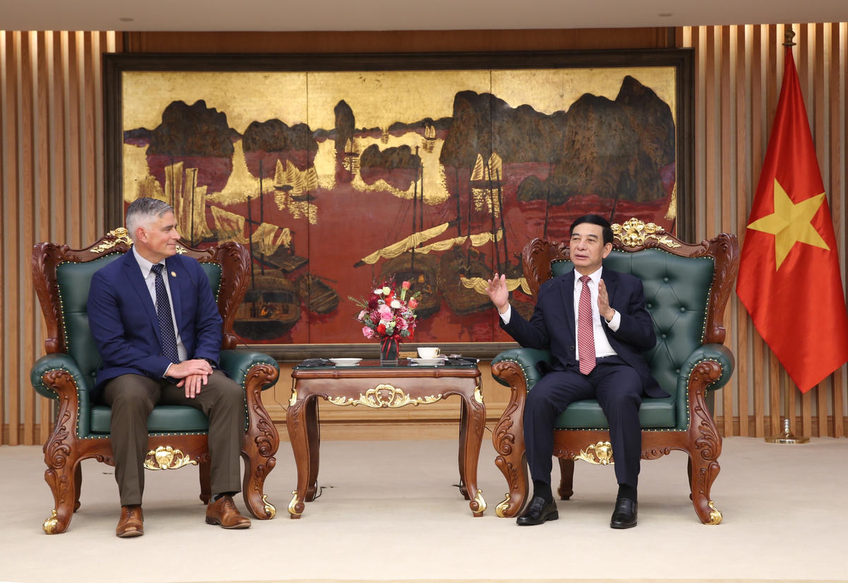 Phó Thủ tướng, Bộ trưởng Bộ Quốc phòng Phan Văn Giang và Hạ Nghị sĩ Michael Baumgartner (Đảng Cộng hòa, bang Washington), Thành viên Ủy ban Đối ngoại Hạ viện Hoa Kỳ tại buổi tiếp - Ảnh: Nguyễn Hoàng