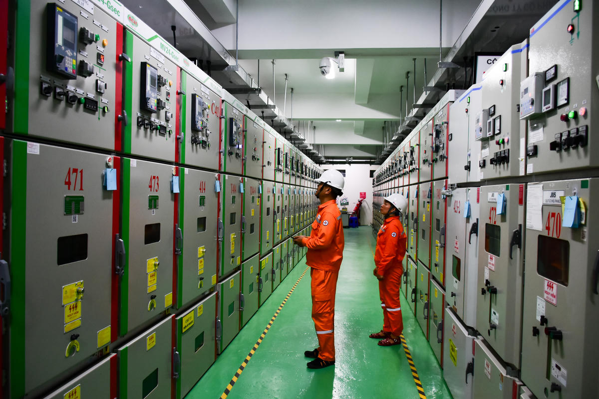 Thông số vận hành tại trạm biến áp được kiểm tra thường xuyên trong thời điểm phụ tải tăng cao.
