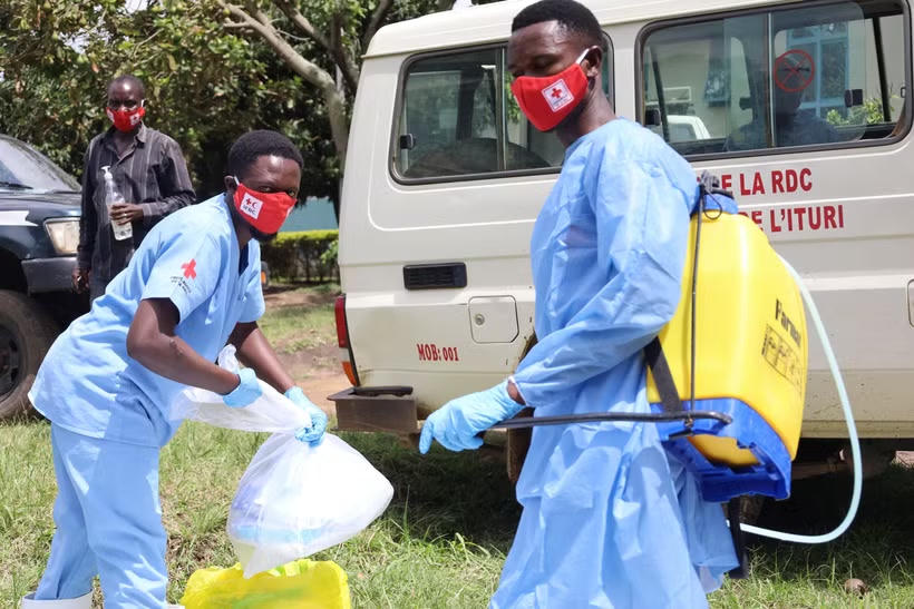 Nhân viên y tế khử trùng thiết bị sau khi một bệnh nhân nghi nhiễm Ebola tử vong, tại Bunia, tỉnh Ituri, Cộng hòa Dân chủ Congo, ngày 21/5/2026. (Ảnh: THX/TTXVN).