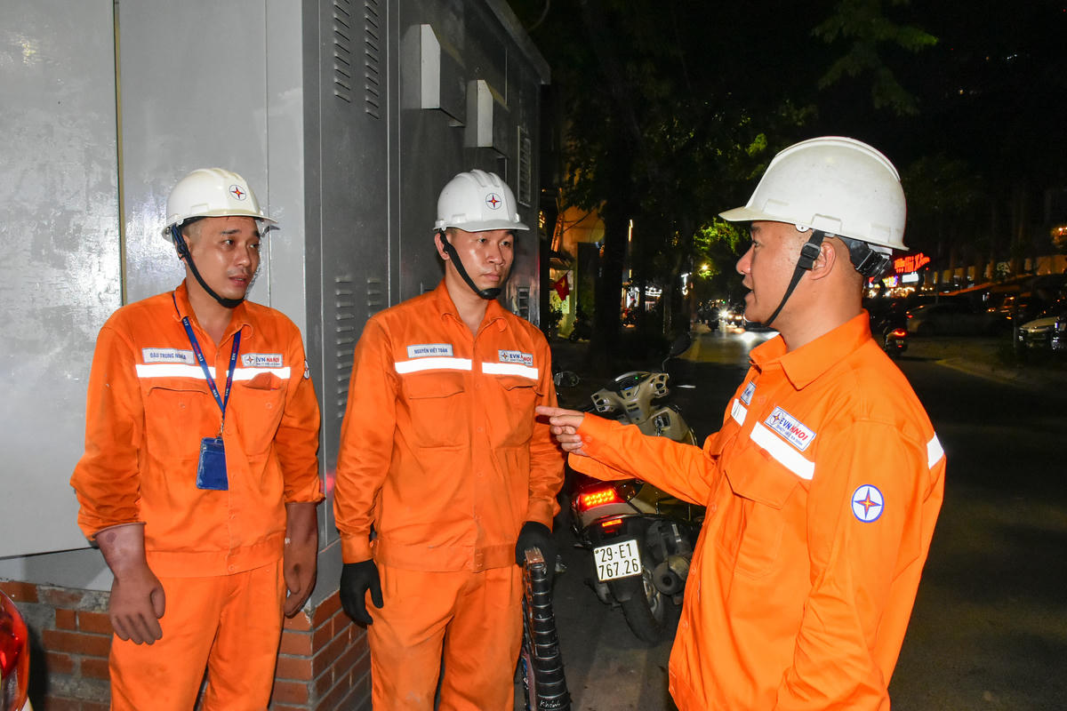 Đội trưởng Lê Đức Huy, Đội quản lý điện Ngọc Hà - Công ty Điện lực Ba Đình phân công nhiệm vụ tại hiện trường.