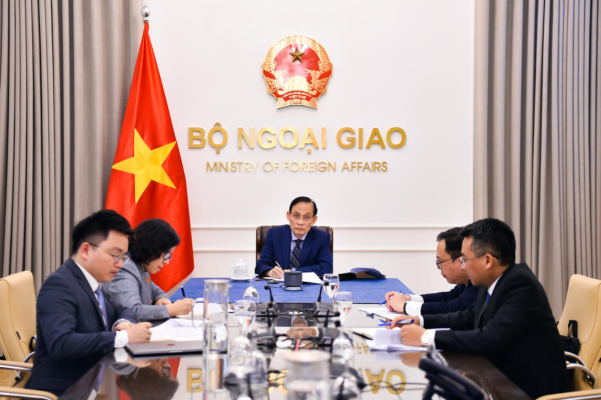 Bộ trưởng Bộ Ngoại giao Lê Hoài Trung điện đàm với Bộ trưởng Ngoại giao, Cộng đồng người Algeria ở nước ngoài và Các vấn đề Châu Phi Ahmed Attaf và Bộ trưởng Ngoại giao và Thương mại Namibia Selma Ashipala-Musavyi. Ảnh: BNG