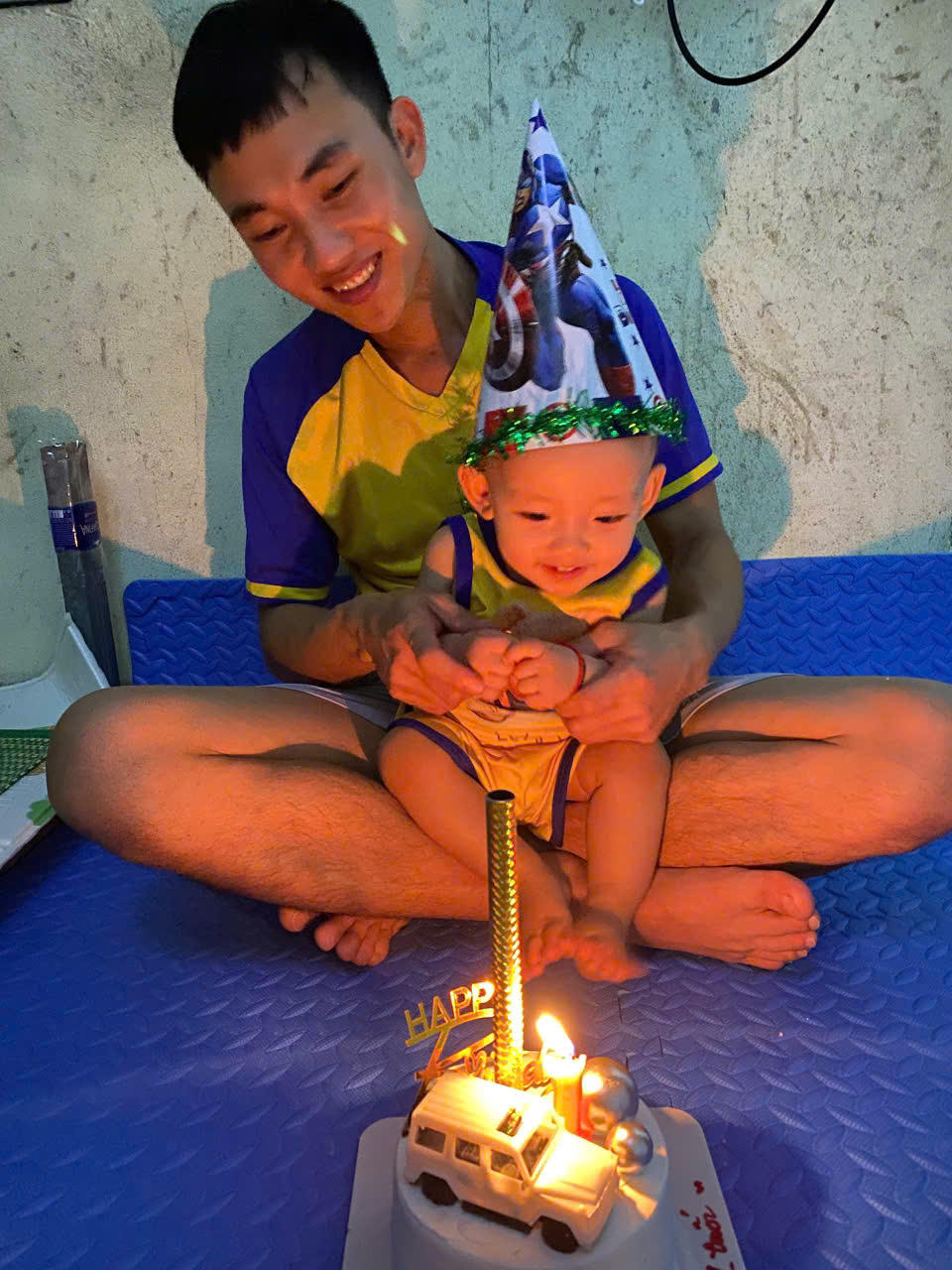 Hai bố con anh Phương. Ảnh: BVCC.