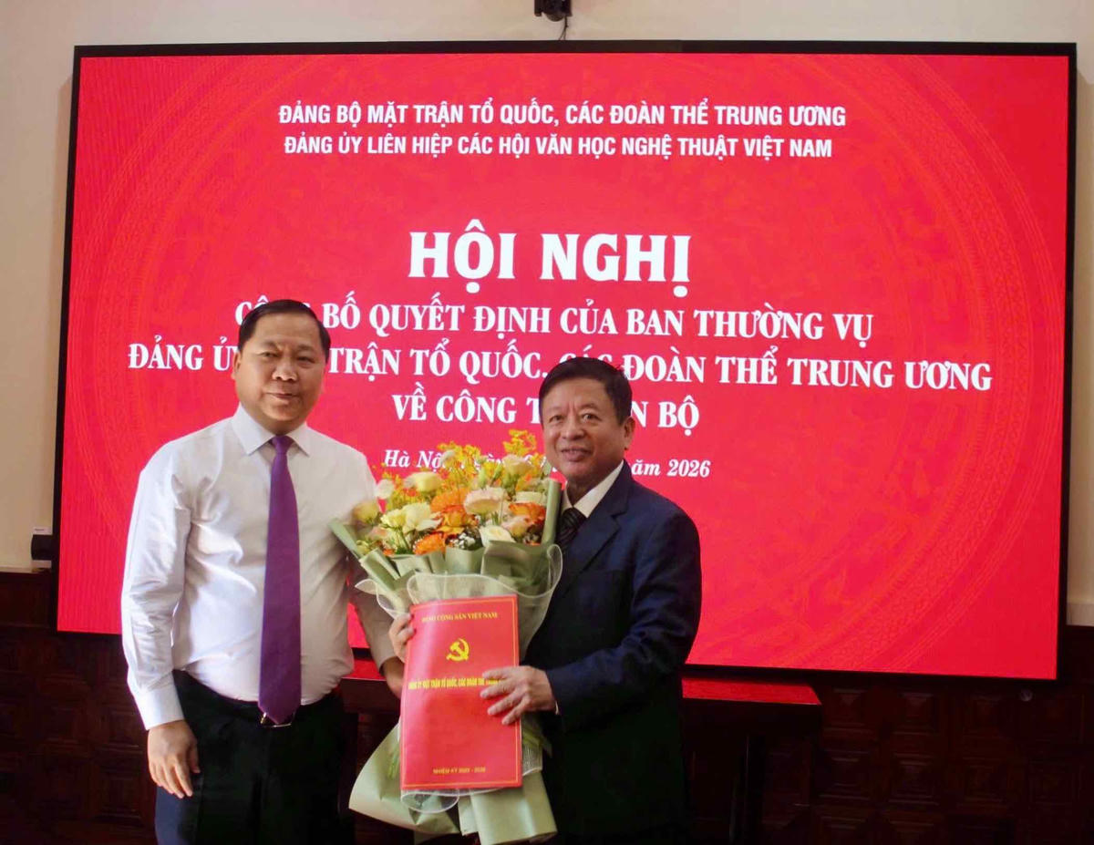 Phó Bí thư Thường trực Đảng ủy MTTQ, các đoàn thể Trung ương, Phó Chủ tịch UBTƯ MTTQ Việt Nam Nguyễn Phi Long trao Quyết định cho ông Đỗ Hồng Quân. Ảnh: Trung Hiền.