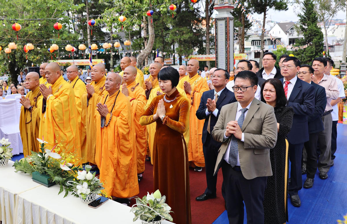 Lãnh đạo tỉnh Lâm Đồng cùng Ban Trị sự Giáo hội Phật giáo Việt Nam tỉnh Lâm Đồng, dự Đại lễ Phật đản.