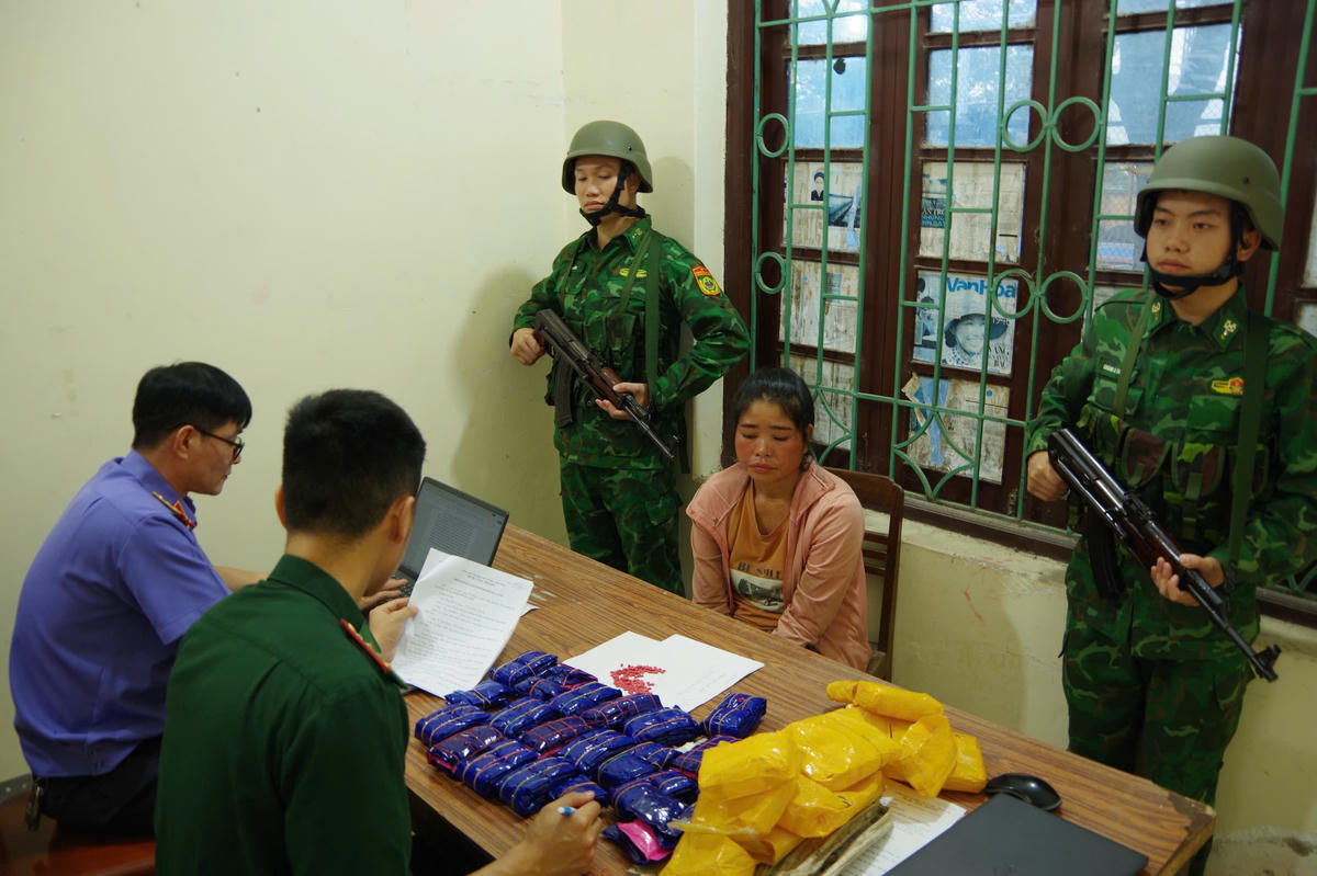 Đối tượng và tang vật bị bắt giữ. Ảnh: Anh Dũng