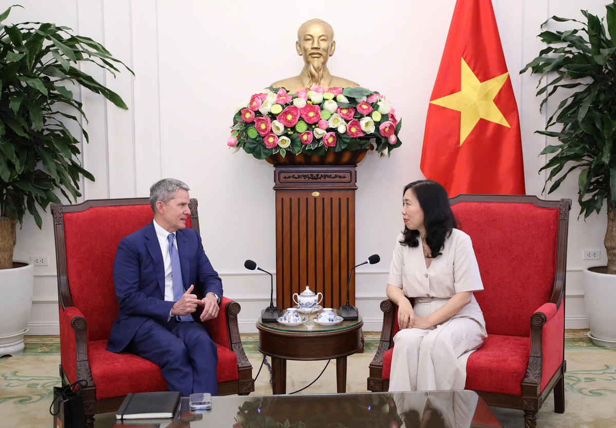 Thứ trưởng Bộ Ngoại giao Lê Thị Thu Hằng tiếp ông Phil Nelson, Phó Chủ tịch điều hành Hãng truyền hình CNN (Hoa Kỳ). Ảnh: BNG