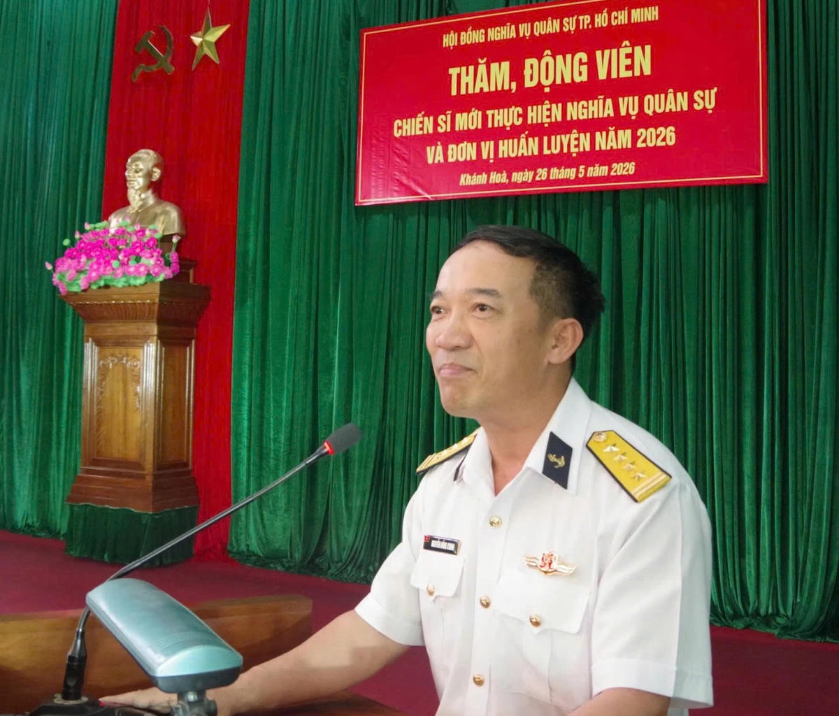 Đại tá Nguyễn Hồng Chính,  Chính ủy Trung tâm Huấn luyện phát biểu tại buổi gặp mặt.