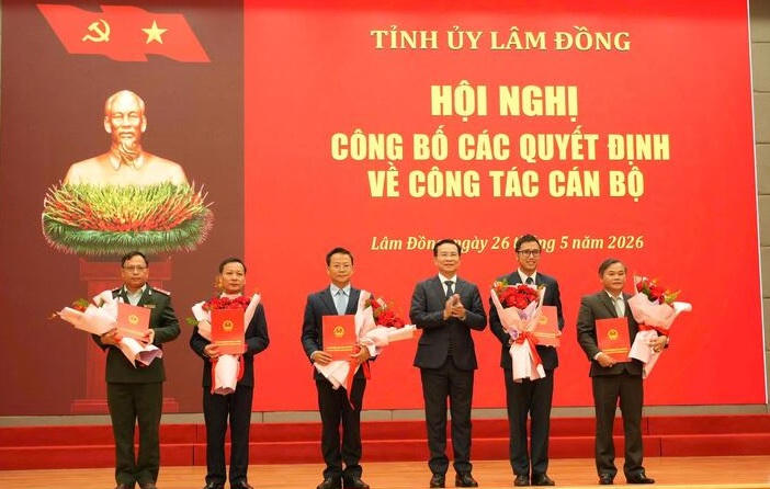 Ông Hồ Văn Mười, Chủ tịch UBND tỉnh Lâm Đồng trao các quyết định và hoa chúc mừng cho các cán bộ được bổ nhiệm.