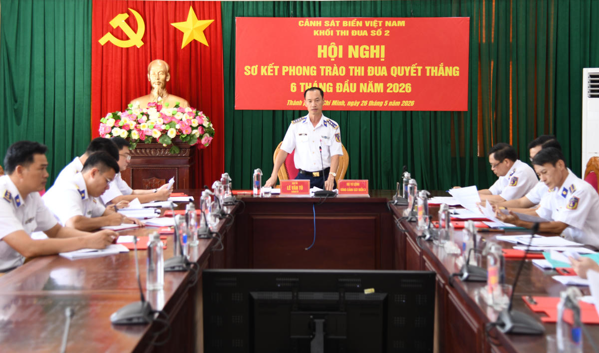 Đại tá Lê Văn Tú, Chính ủy Vùng Cảnh sát biển 3, Khối trưởng Khối thi đua số 2 chủ trì hội nghị. Ảnh: Đức Định.