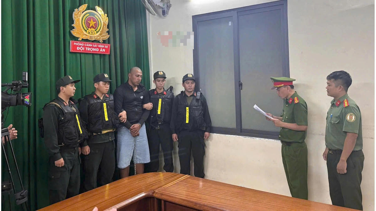 TP Hồ Chí Minh: Họp báo vụ bắt giữ 2 nghi phạm người nước ngoài nổ súng ngay trung tâm thành phố