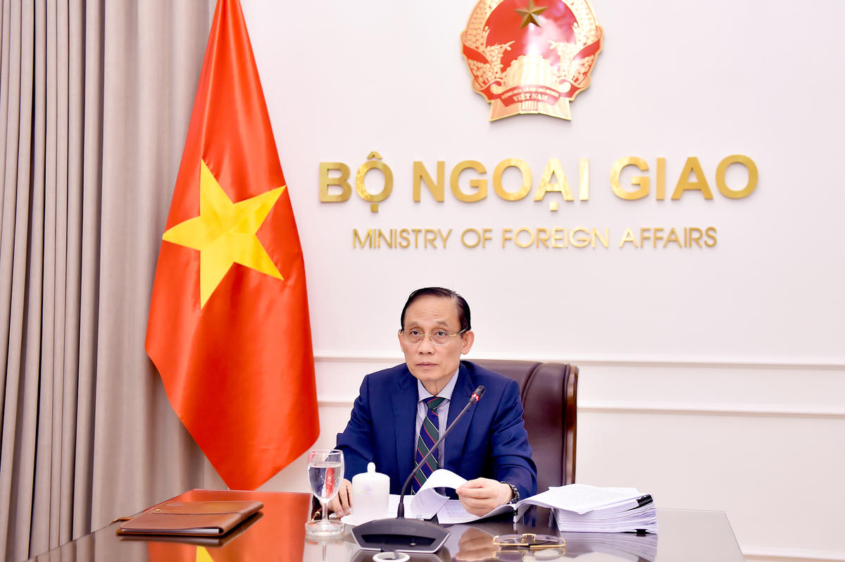 Bộ trưởng Bộ Ngoại giao Lê Hoài Trung điện đàm với Bộ trưởng Ngoại giao, Cộng đồng người Algeria ở nước ngoài và Các vấn đề Châu Phi Ahmed Attaf và Bộ trưởng Ngoại giao và Thương mại Namibia Selma Ashipala-Musavyi. Ảnh: BNG