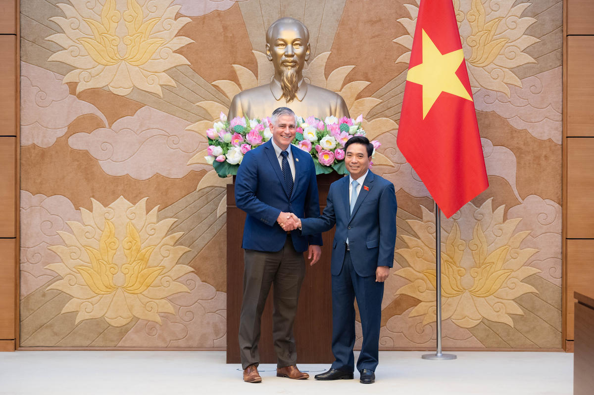 Phó Chủ tịch Quốc hội, Thượng tướng Nguyễn Doãn Anh chào đón Hạ nghị sĩ Michael Baumgartner. Ảnh: Trung Thành