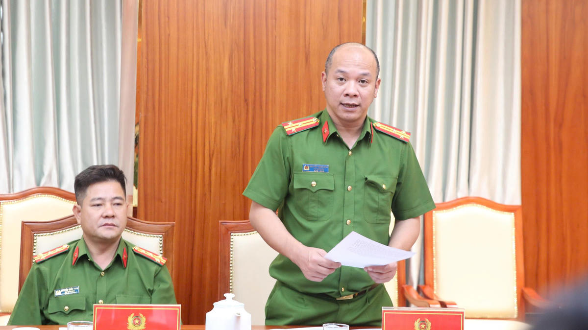 Thượng tá Nguyễn Thành Hưng, Phó Giám đốc Công an TP Hồ Chí Minh thông tin về vụ án. Ảnh: L. Phú.