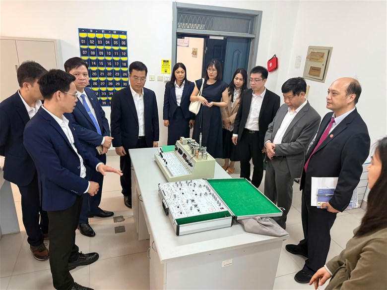Đoàn công tác tham quan cơ sở giảng dạy của Trường Đại học Khoa học Kỹ thuật Sơn Đông.