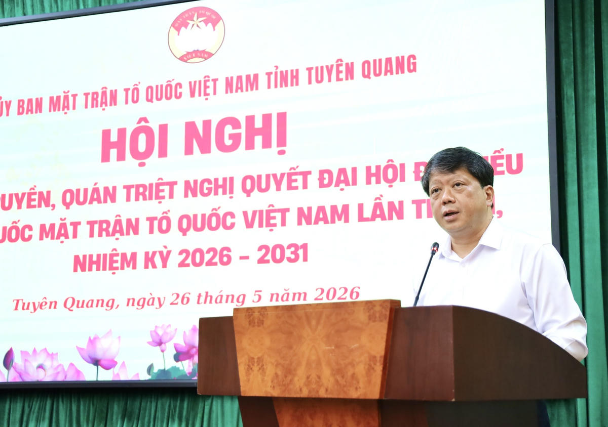 Ông Hà Trung Kiên, Ủy viên Ban Thường vụ Tỉnh ủy, Phó Chủ tịch Thường trực Ủy ban MTTQ Việt Nam tỉnh Tuyên Quang phát biểu tại hội nghị.