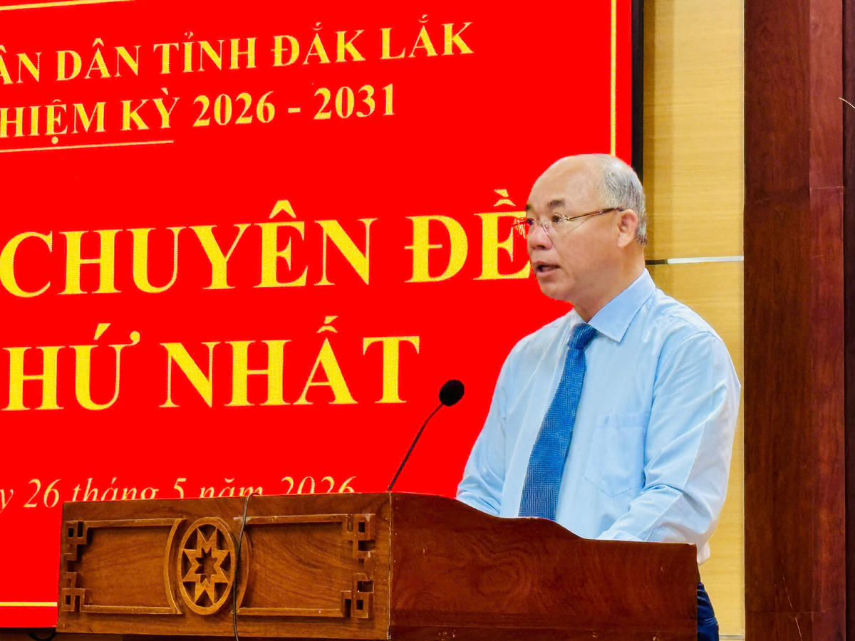 Phó Chủ tịch UBND tỉnh Trương Công Thái trình bày Báo cáo thuyết trình các Tờ trình và hồ sơ dự thảo Nghị quyết trình tại kỳ họp. Ảnh: Thanh Nga.