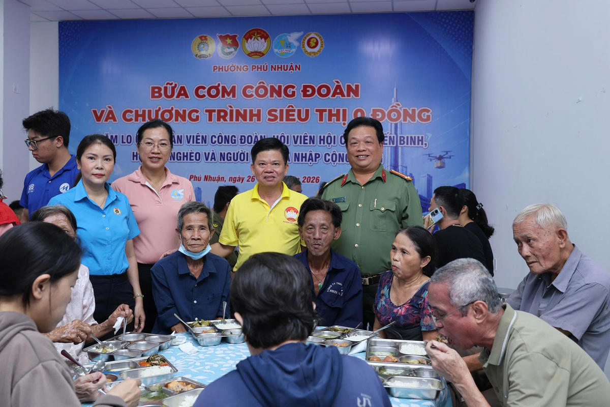 “Bữa cơm Công đoàn” là dịp để mọi người cùng nhau chia sẻ, gắn kết tình cảm. Ảnh: AH.