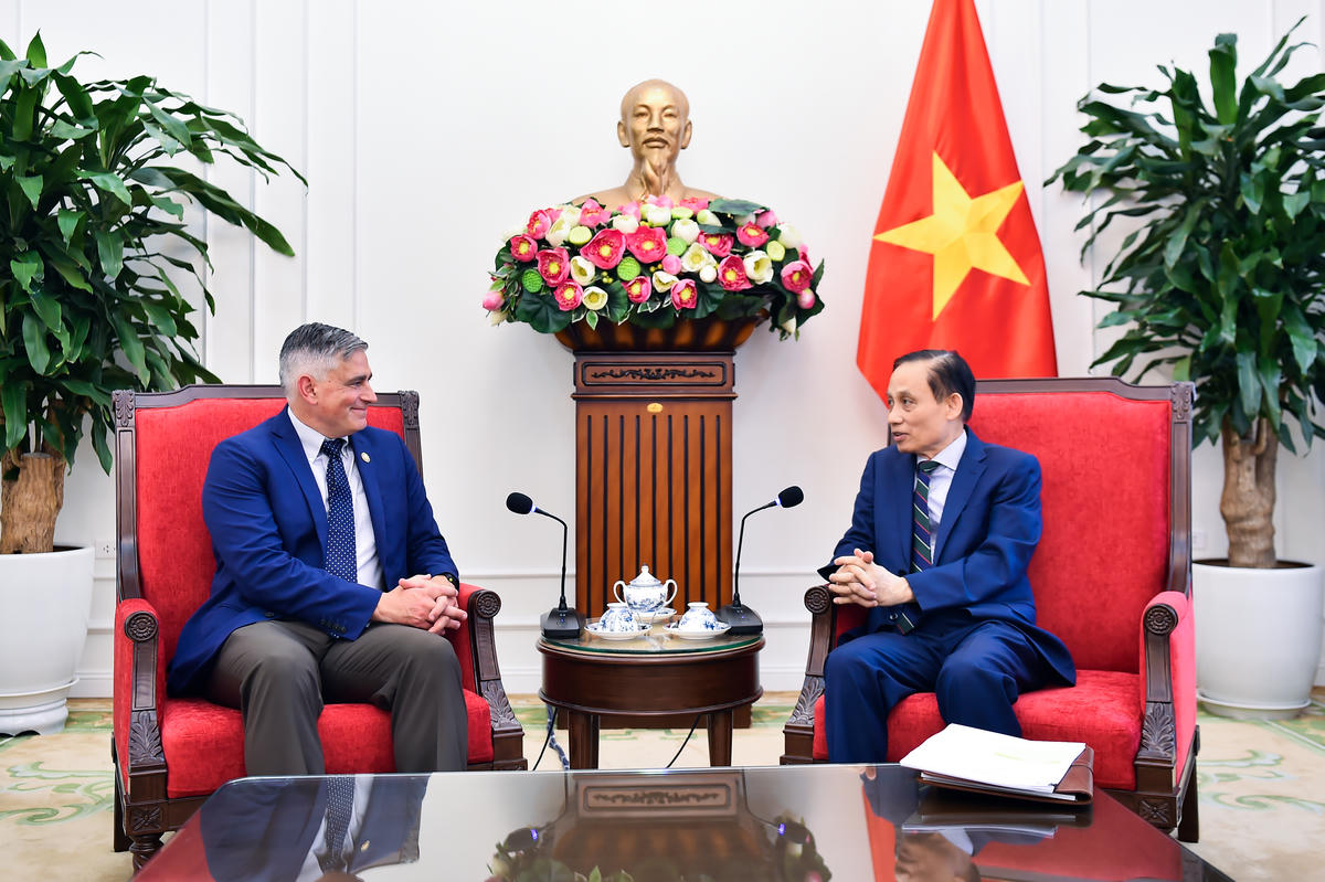 Bộ trưởng Ngoại giao Lê Hoài Trung và Hạ Nghị sĩ Michael Baumgartner (Đảng Cộng hòa, bang Washington), Thành viên Ủy ban Đối ngoại Hạ viện Hoa Kỳ tại buổi tiếp. Ảnh: BNG