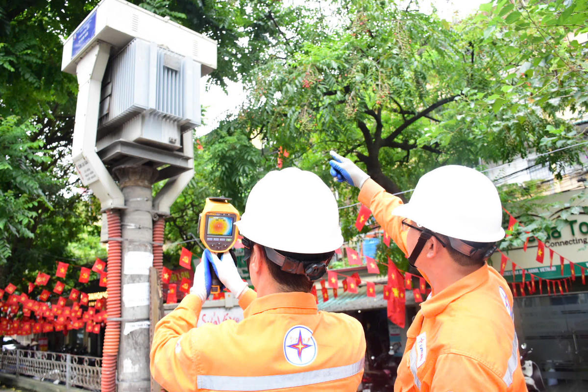 Dưới thời tiết nắng nóng gay gắt, lực lượng công nhân điện vẫn duy trì để bảo đảm dòng điện phục vụ sinh hoạt của người dân Thủ đô.