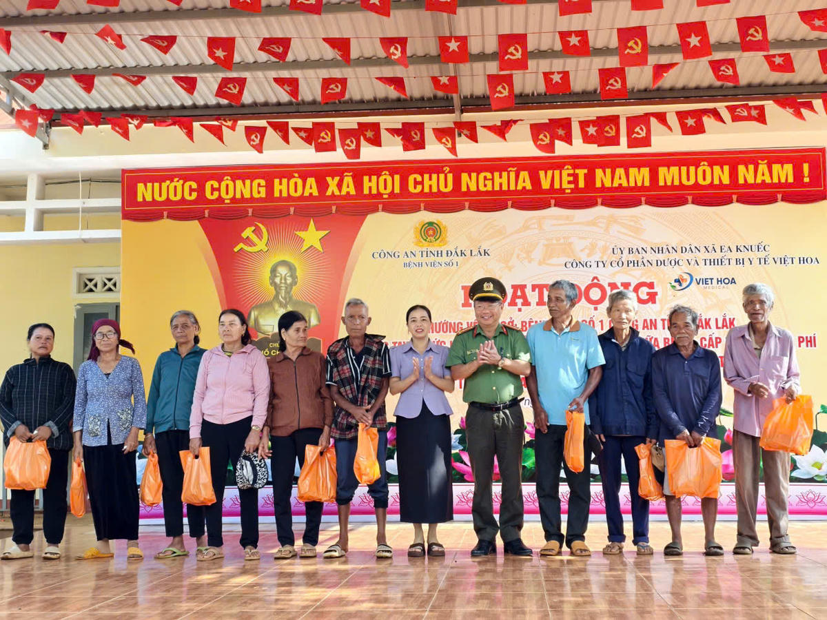Ban tổ chức còn trao tặng 200 phần quà ý nghĩa cho bà con. Ảnh: CA.