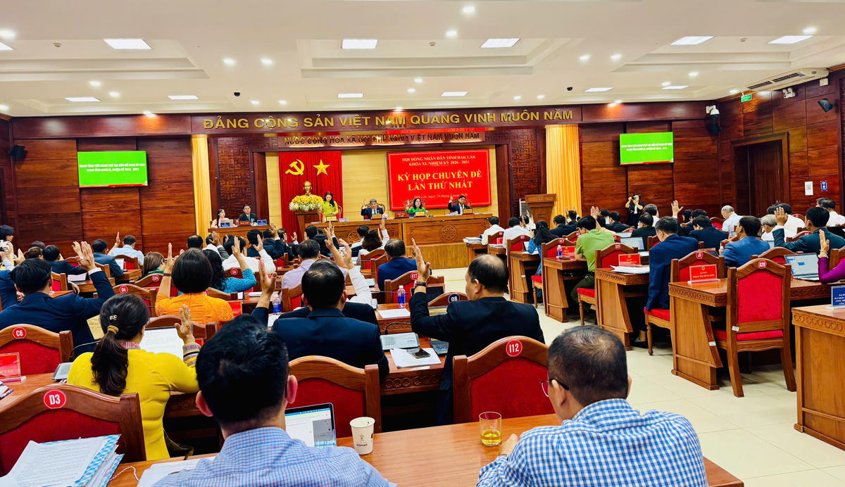 Các đại biểu biểu quyết thông qua những quyết sách quan trọng trong giai đoạn mới. Ảnh: Thanh Nga.