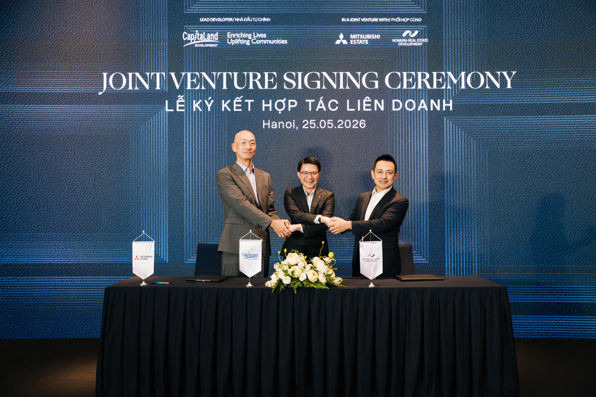 Từ trái qua phải: Ông Takashi Kagamoto,Tổng Giám đốc Mitsubishi Estate, ông Tan Wee Hsien, Tổng Giám đốc CapitaLand Development Việt Nam và Quốc tế, và ông Nobuaki Higashi, Tổng Giám đốc Nomura Real Estate Development, chính thức ký kết hợp tác phát triển dự án căn hộ hạng sang Maison Privée.