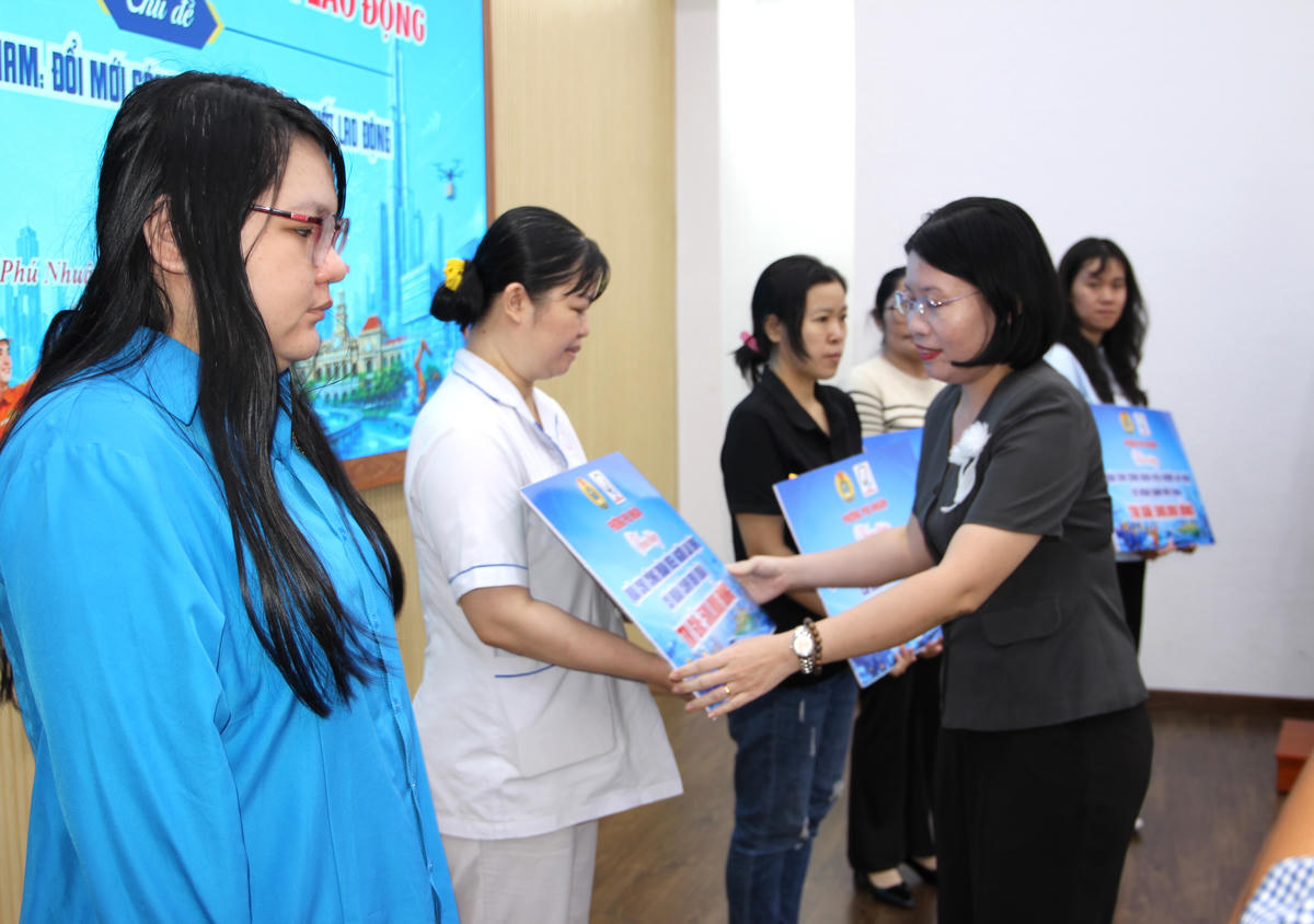 Lãnh đạo phường Phú Nhuận trao hỗ trợ cho các đoàn viên Công đoàn có hoàn cảnh khó khăn. Ảnh: Q.Đ.