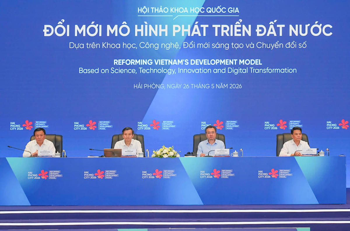 Các lãnh đạo chủ trì hội thảo. Ảnh: ĐT.&nbsp;