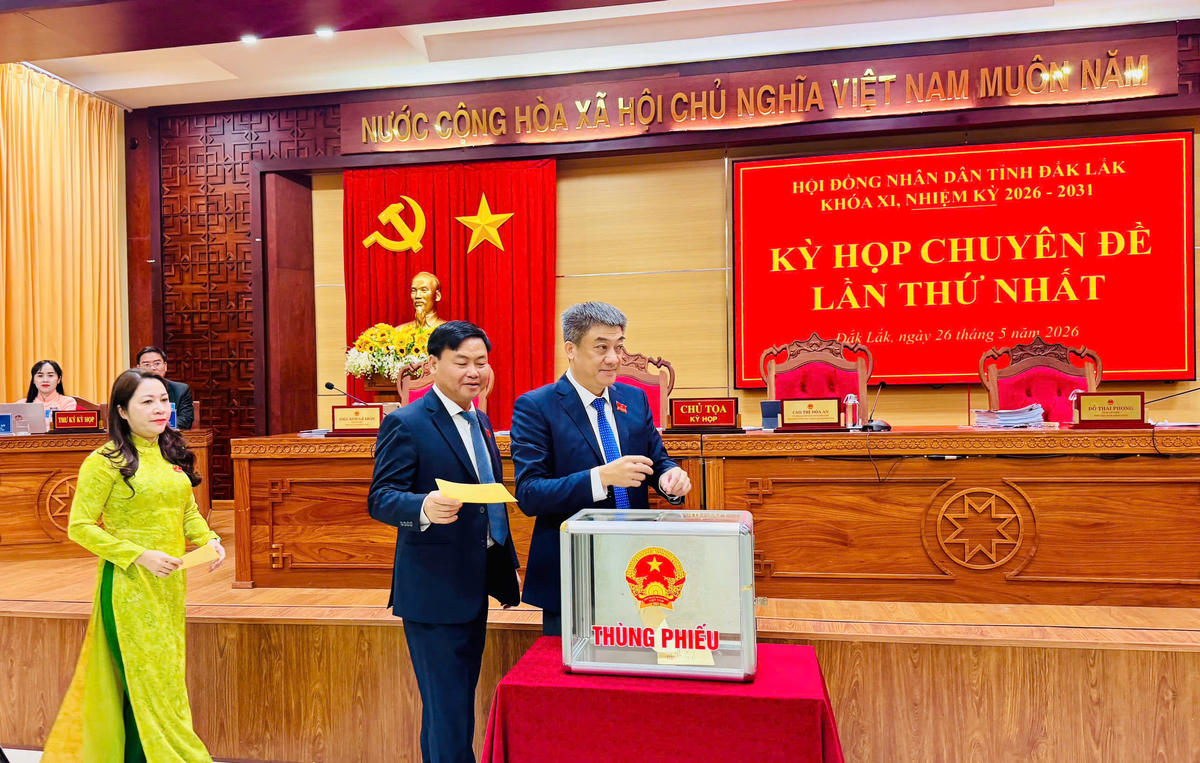 Đại biểu bỏ phiếu bầu bổ sung Ủy viên HĐND tỉnh khóa XI, nhiệm kỳ 2026-2030. Ảnh: Thanh Nga.