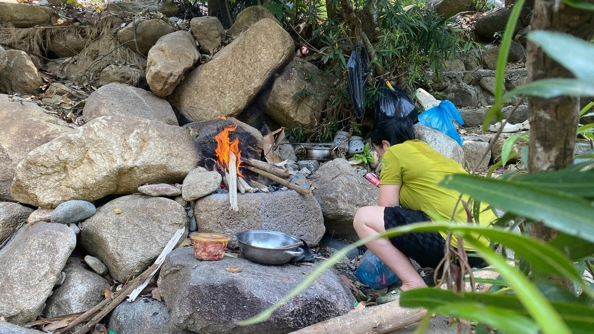 Tình trạng sử dụng lửa tùy tiện trong điều kiện nắng nóng kéo dài tiềm ẩn nguy cơ cháy rừng rất cao. Ảnh: BVR số 5.