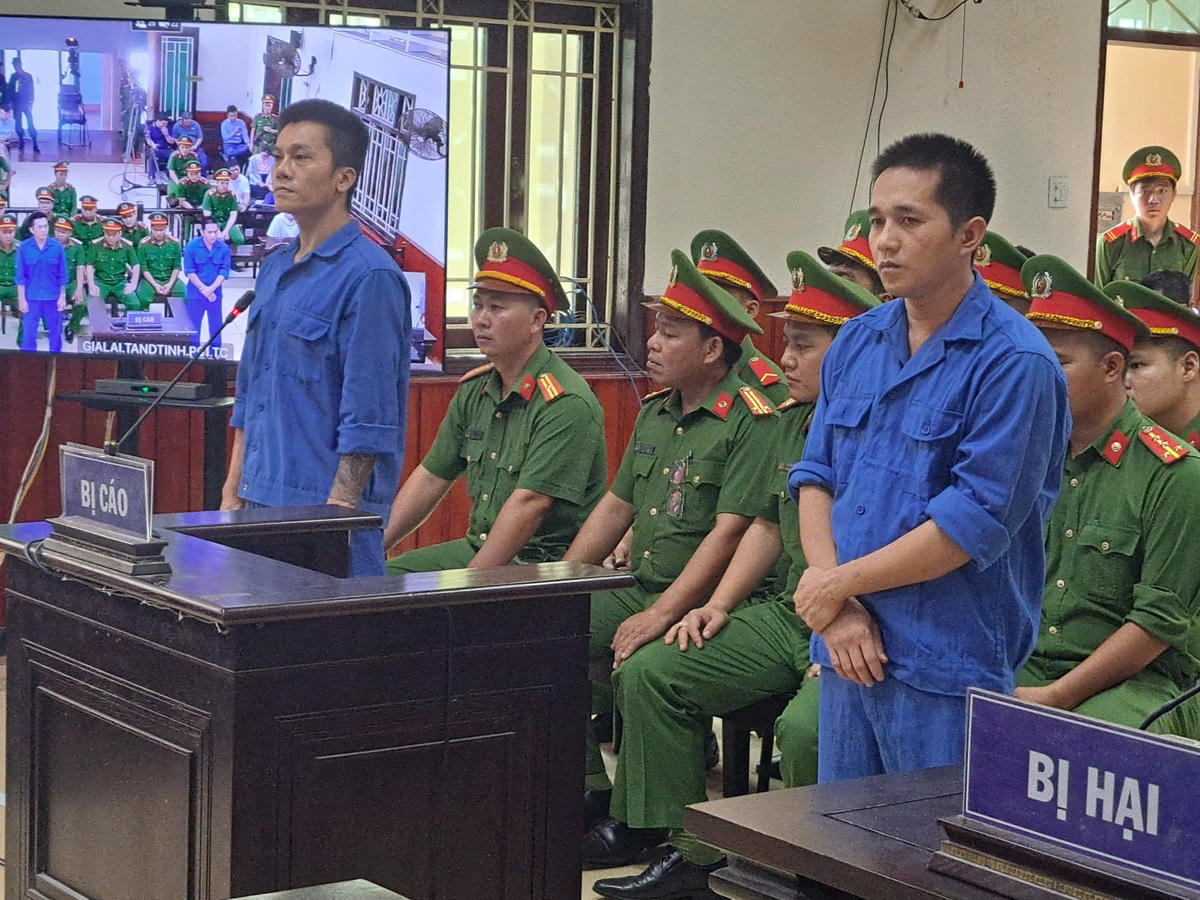 Bị cáo Phạm Anh Tài (bên trái) và bị cáo Lê Văn Ân tại TAND tỉnh Gia Lai. Ảnh: TT.