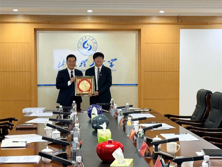 PGS.TS. Nguyễn Lê Cường – Phó Hiệu trưởng Nhà trường tặng quà cho đối tác.