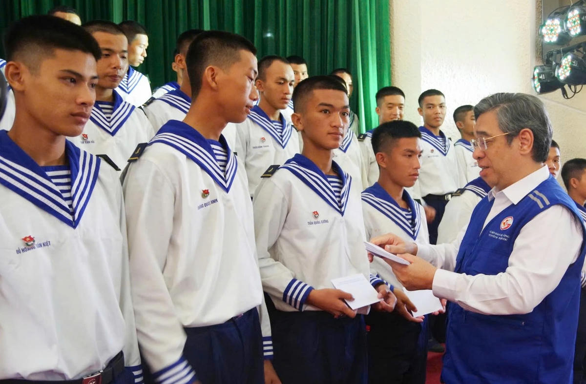 Ông Nguyễn Phước Lộc, Phó Bí thư Thành ủy, Chủ tịch Ủy ban MTTQ Việt Nam TP Hồ Chí Minh, tặng quà động viên các chiến sĩ mới.