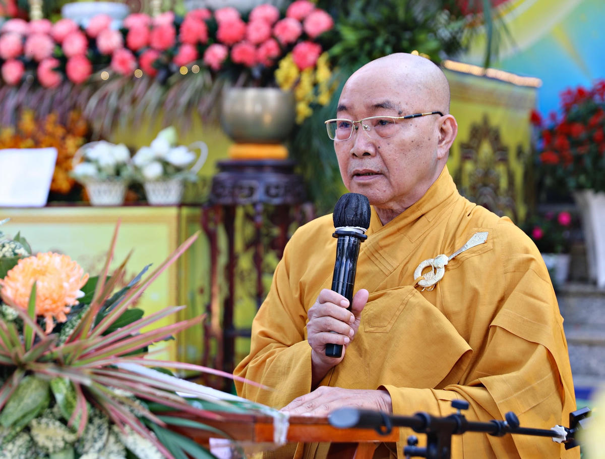 Hòa thượng Thích Minh Nhật, Ủy viên Hội đồng Trị sự, Trưởng ban Trị sự Giáo hội Phật giáo Việt Nam tỉnh Lâm Đồng, đọc diễn văn Phật đản của Đại lão Hòa thượng Thích Thiện Nhơn, Chủ tịch Hội đồng Trị sự Giáo hội Phật giáo Việt Nam tại buổi lễ.